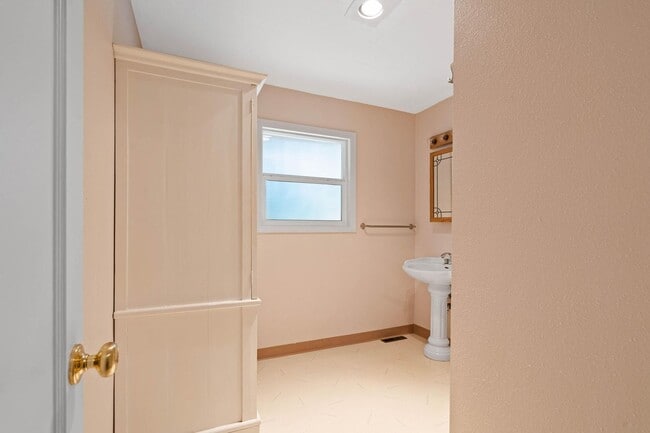 Building Photo - Charming, retro 2-bdrm/2-bath ranch w/ lar...