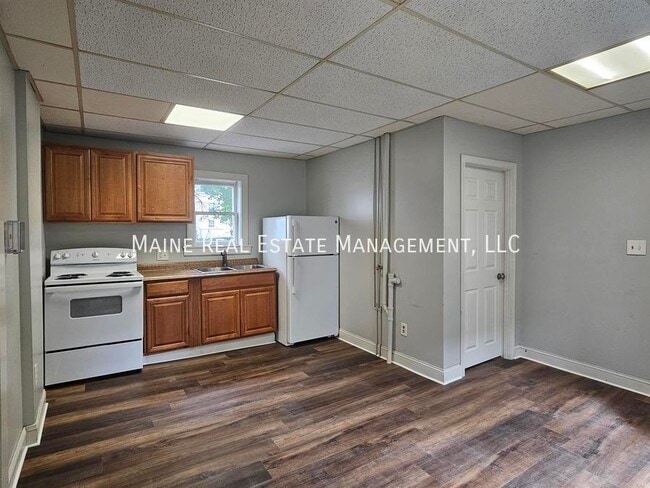 Primary Photo - 139 Oak St