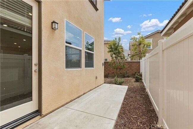 Building Photo - Great 3 bed 3 bath home