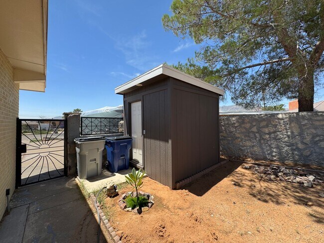 Building Photo - Northeast El Paso 4 Bed Refrig A/C!