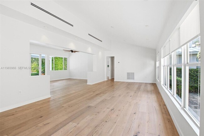 Building Photo - 1150 NE 91st St