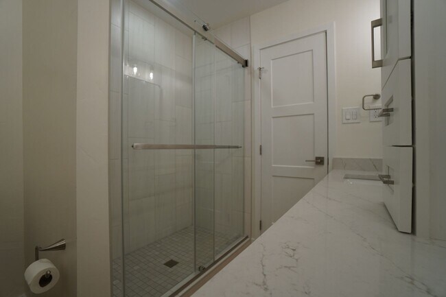 Building Photo - 2905 Mesa Rd