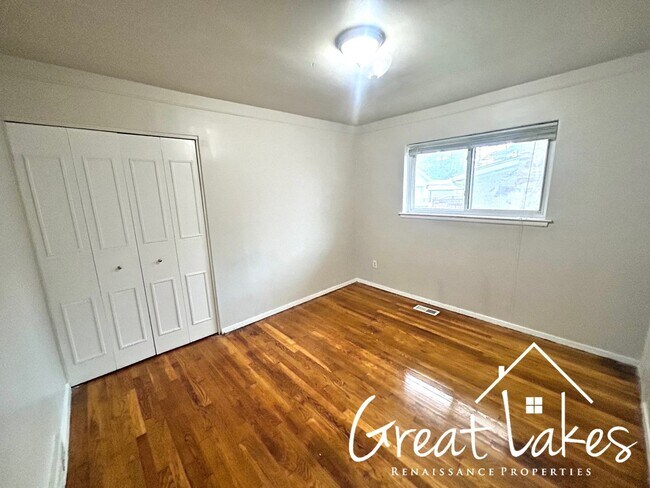 Building Photo - Charming 3 bedroom / 2 bathroom Eastpointe...