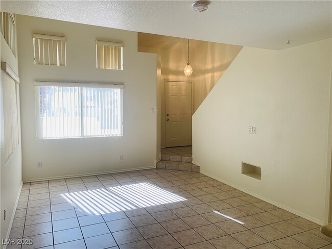 Building Photo - 913 Intrigue