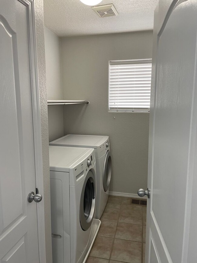 Building Photo - 2 bed 2.5 bath townhome located in a Gated...