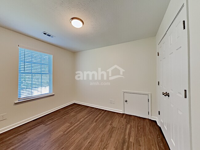 Building Photo - 817 Laramie Ct