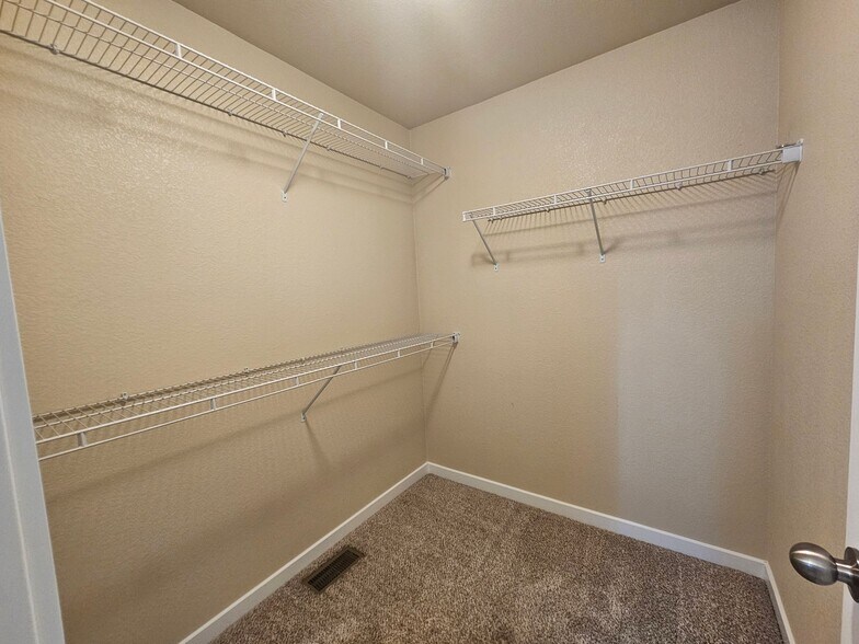 Building Photo - 1350 Alveston St