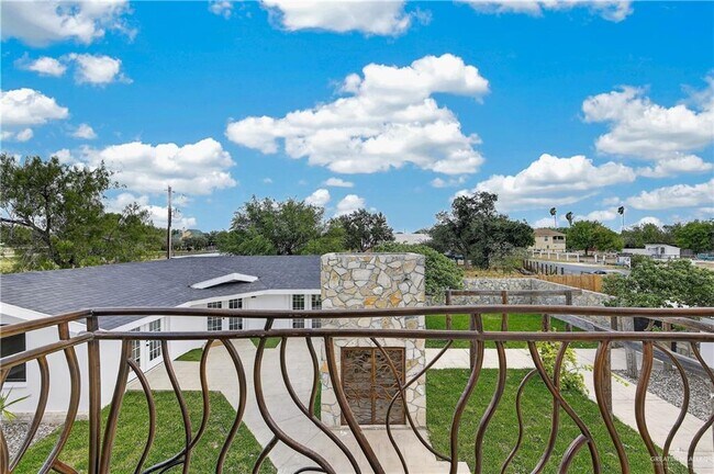 Building Photo - 12303 Lakeview Dr