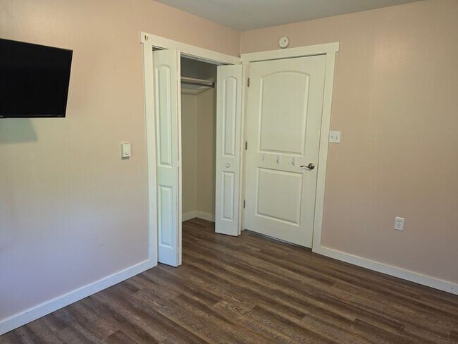 Building Photo - 3 bedroom home Eau Claire