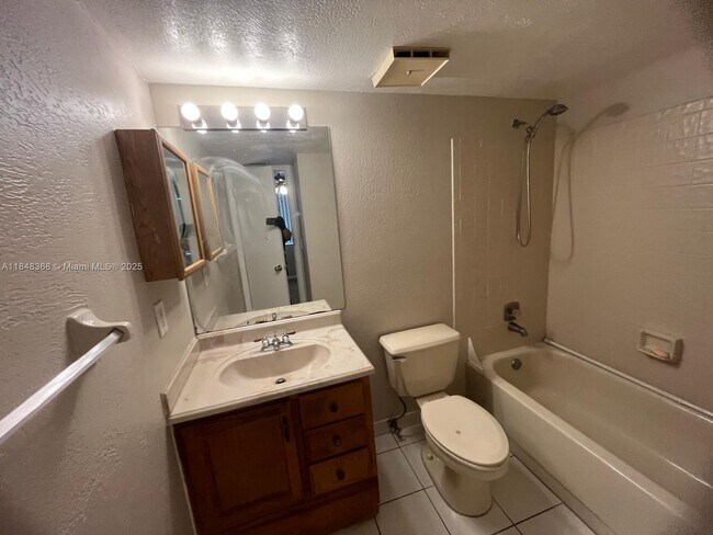Building Photo - 10172 Twin Lakes Dr