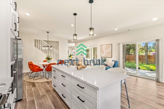 Building Photo - Spacious 3-Bed Home with 2.5 Baths in Prime Bothell Location – 2500 Sq Ft of Comfort!
