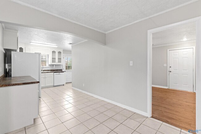 Building Photo - 2406 Yorkshire Dr SW