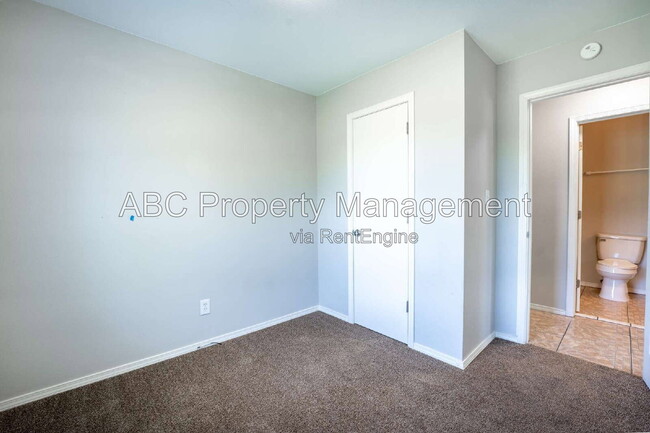Building Photo - 1106 S E St