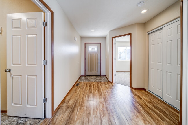 Building Photo - 1923 N Nelson St