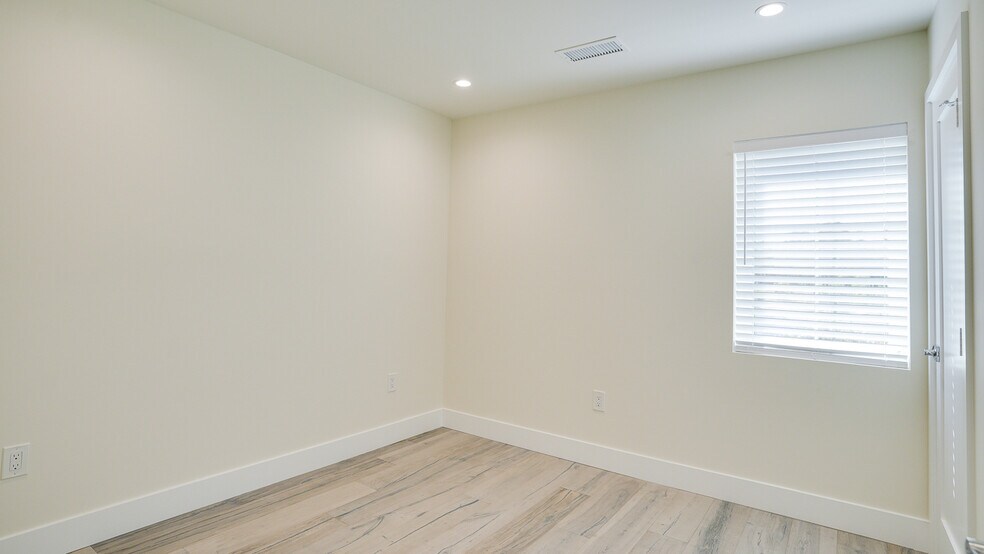 Building Photo - 3938 S Victoria Ave