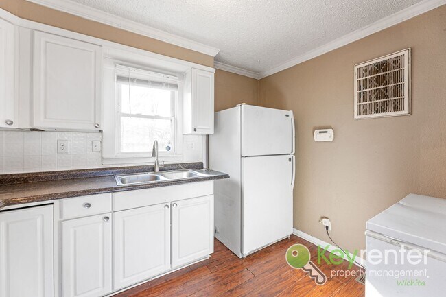 Building Photo - Renovated 2 bedroom | 1 Bath Duplex