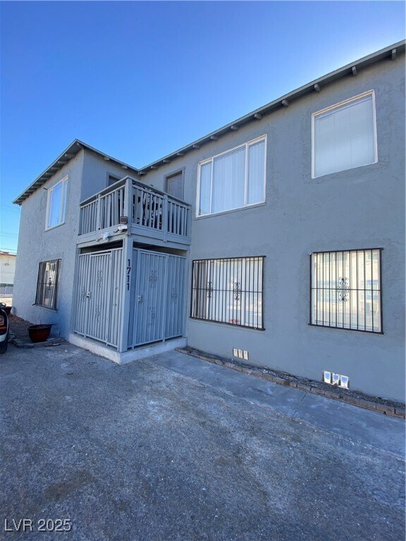 Primary Photo - 1711 Santa Paula Dr