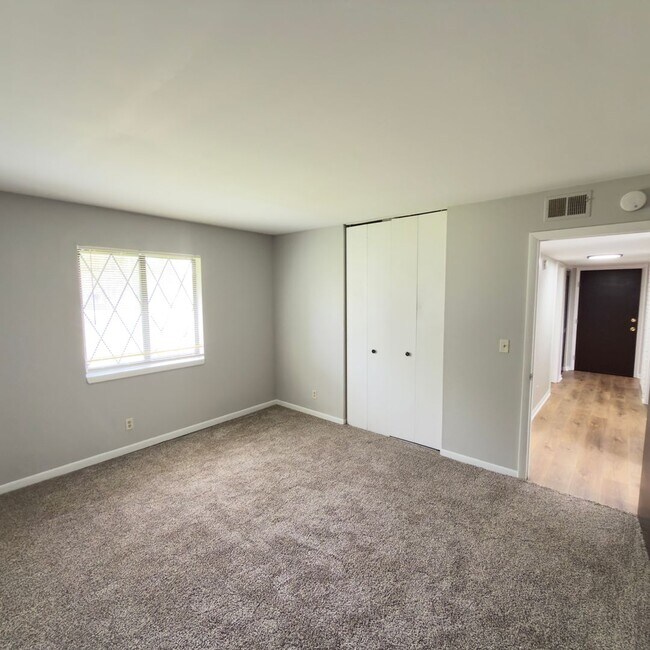 Building Photo - 2 Bedroom Upper Duplex in Breton Village!