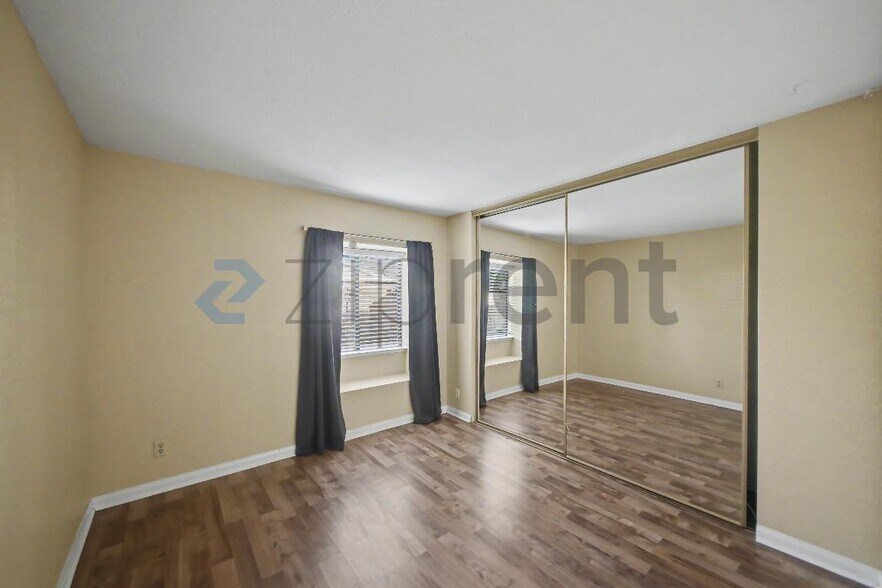 Building Photo - Unit