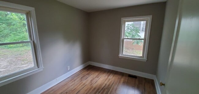 Building Photo - 2 Bedroom 1 Bathroom House!