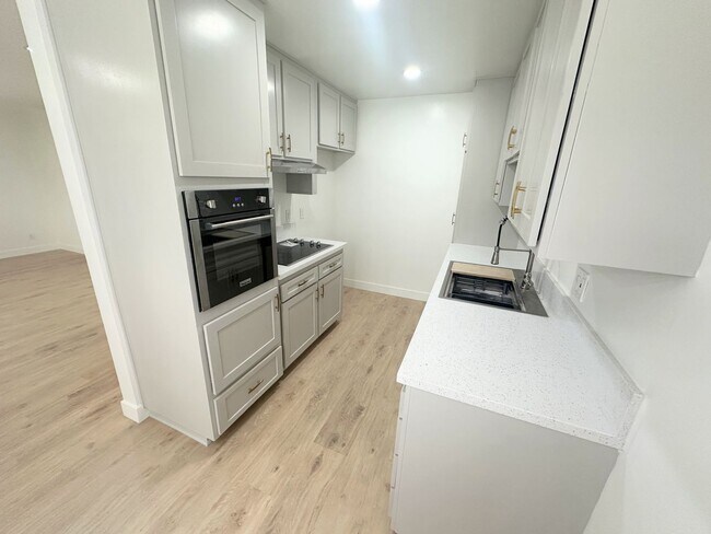 Building Photo - Gorgeous 1bd/1ba unit in Sherman Oaks. Cen...