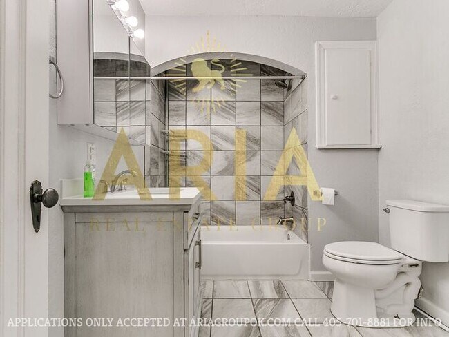 Building Photo - AVAILABLE NOW! 2 Bed/2 Bath Duplex Close t...