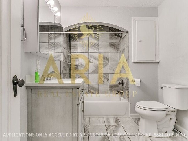 Building Photo - *AVAILABLE NOW!!* 2 Bed/2 Bath Duplex Supe...