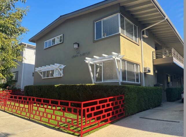 Building Photo - 916 N Sweetzer Ave