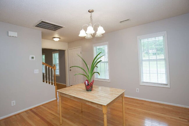 Building Photo - Charming 3 Bedroom, 2,5 Bath home with hug...