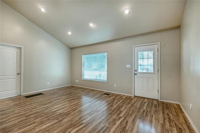 Building Photo - 2705 La Mesa Dr