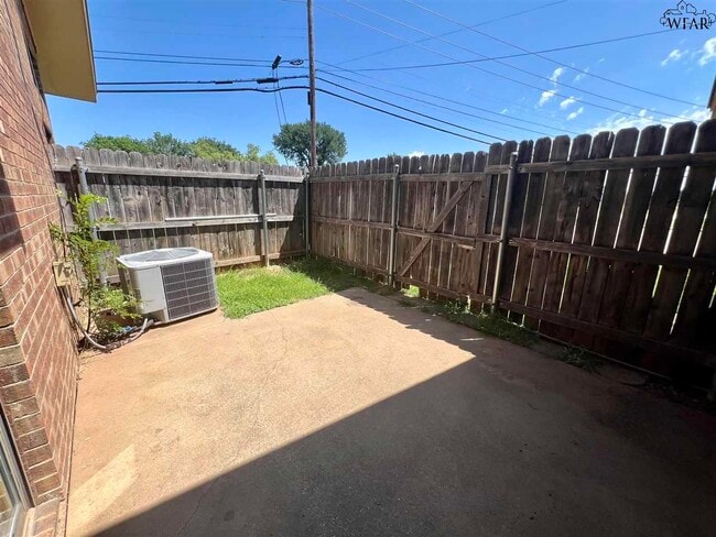 Building Photo - 4501 Mistletoe Dr