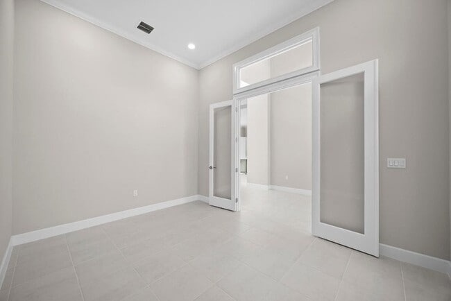 Building Photo - 5741 Beechnut Dr