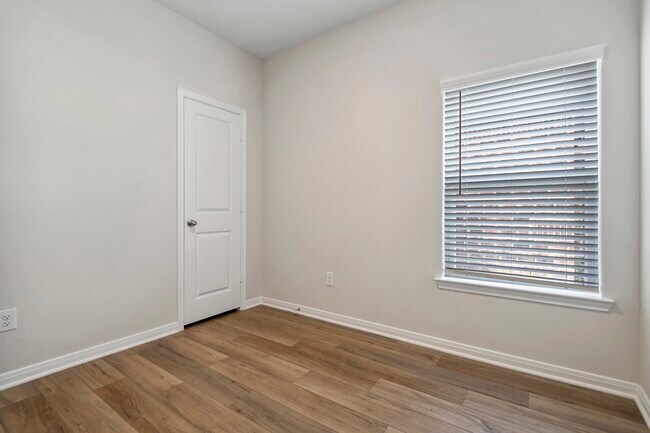 Building Photo - 420 Mystic Slopes Dr
