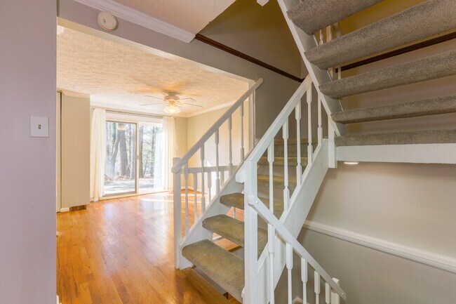 Building Photo - Bright and Spacious Townhome Living Near Reston