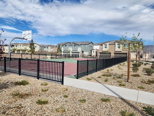 Building Photo - 3 story 3 bed/3 bath townhouse in brand ne...