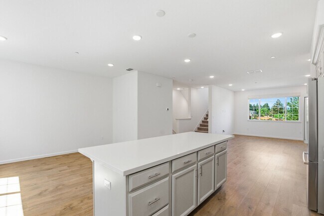 Building Photo - Spacious 3 Bed Townhome with Garage, A/C & Modern Finishes