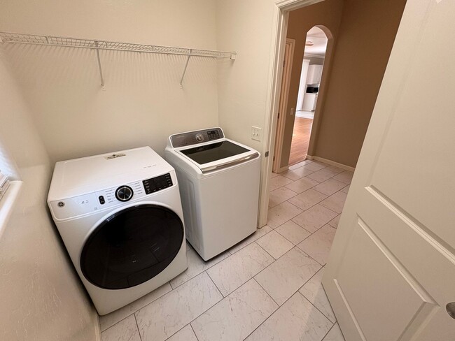 Building Photo - Lovely 5 Bedroom Home