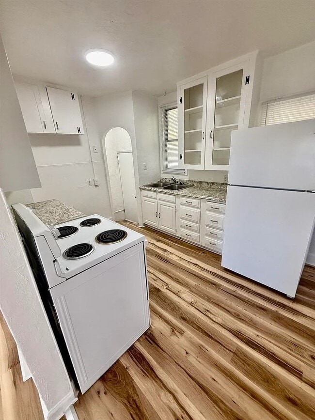 Building Photo - Charming, single-family, 4 bed / 1.5 bath home on W Pine St