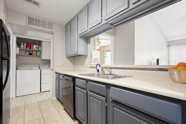 Building Photo - 806 W 24th St