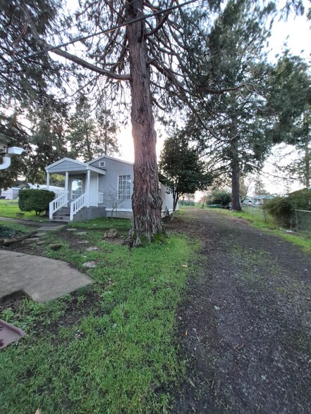 Building Photo - 1250 NW Ellan St