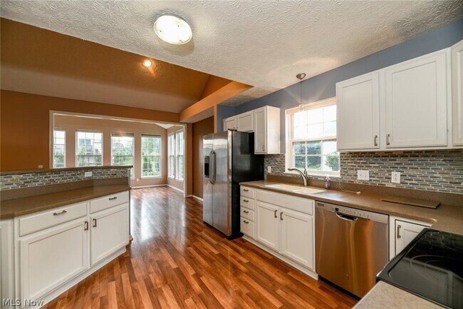 Building Photo - 200 Weatherstone Ct