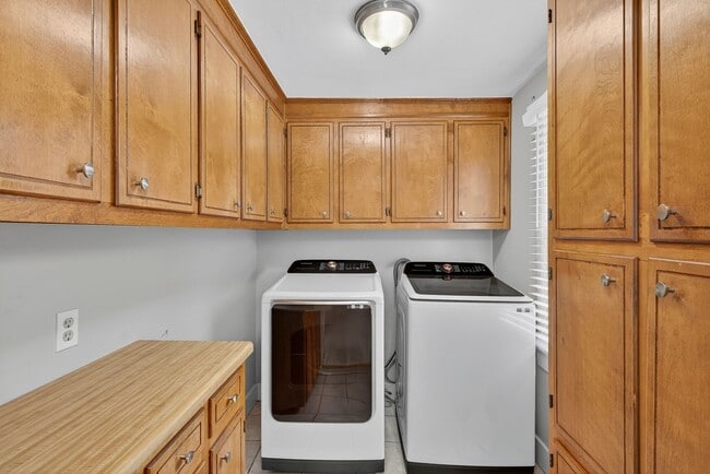 Building Photo - Charming 4BR / 3BA Historic Home with Big ...