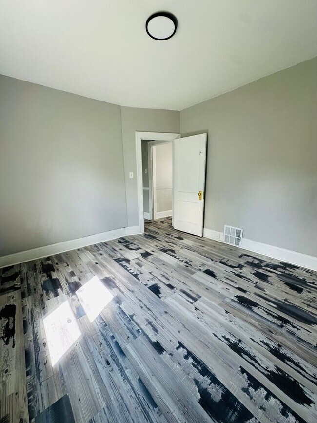 Building Photo - 4014 Cypress Ave