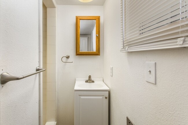 Building Photo - Charming 1-bedroom backhouse in Mentone!