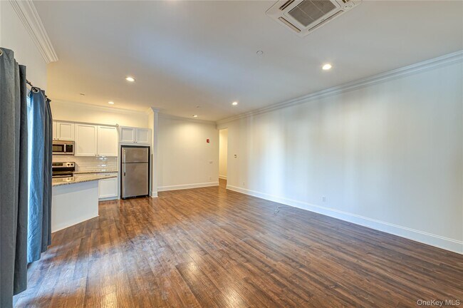 Building Photo - 2-2F Stewart Ave