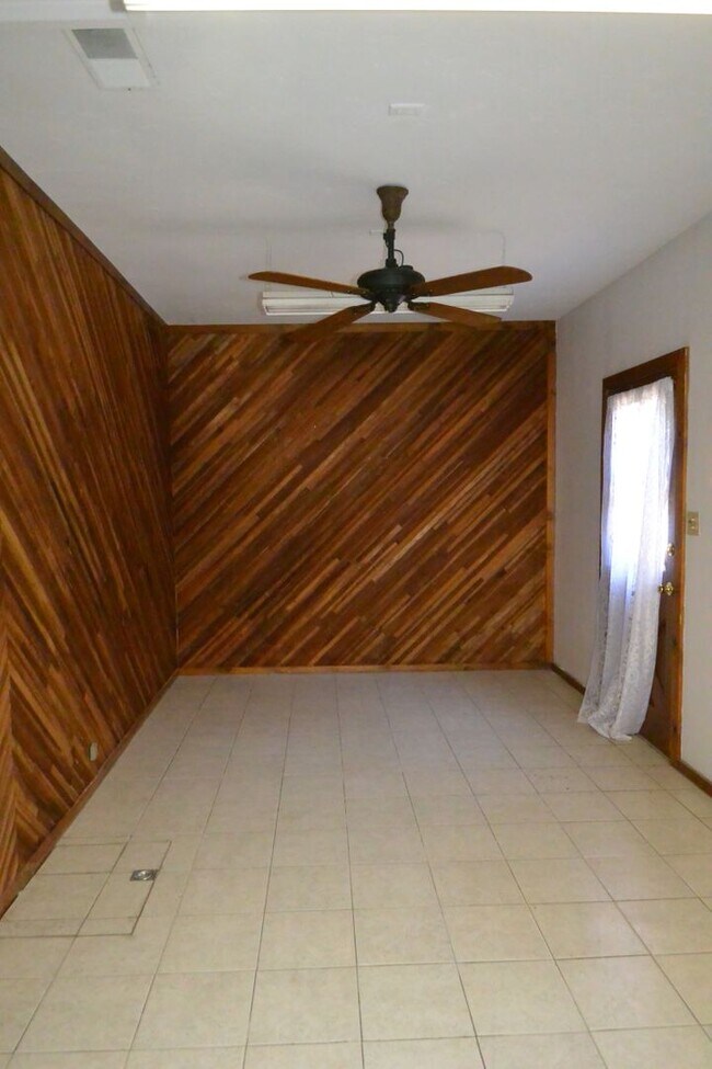 Building Photo - Cute Home in Beverly Glen Area