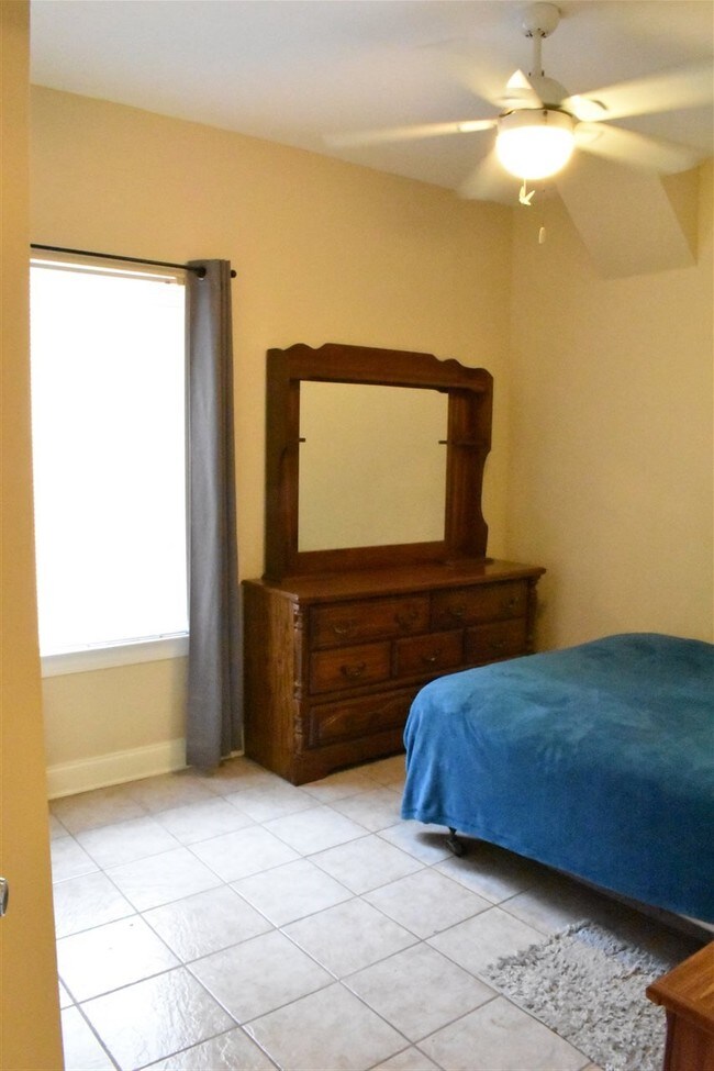 Building Photo - 411 E 7th Ave