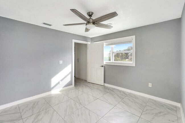 Building Photo - 4389 Bellewood St