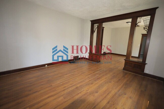 Building Photo - 610 E Gum St