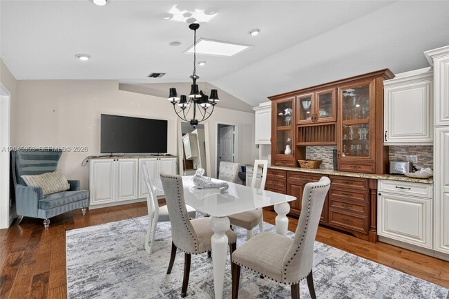 Building Photo - 542 N Cypress Dr
